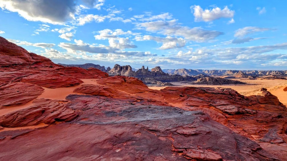 La Tadrart Rouge Stupéfiant : le désert le plus insolite d’Algérie dans le Tassili
